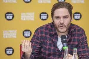 Na Tiskové konferenci představil nový film Kolonie, ale také mluvil o začátcích své herecké kariéry i o setkání s Niki Laudou při natáčení filmu Rivalové.