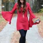 Červené šaty vám na podzim umožní vyniknout