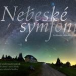 Kniha Nebeské symfonie se postará o audiovizuální zážitek díky propojení krásných fotografií denní a noční oblohy spolu s relaxační a podmanivou hudbou.