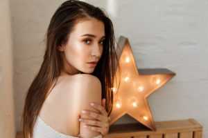 girl 2204629 1920