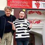 Hvězda filmu Nosferatu Willem Dafoe si v Praze pochutnává na ukrajinském boršči