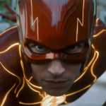 Flash neúprosně závodí časem, aby resetoval vesmír v epickém superhrdinském dobrodružství od Warner Bros.!