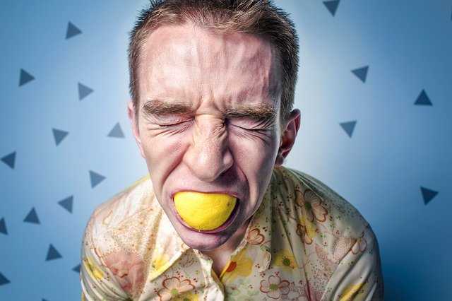 muž s citronem v ústech